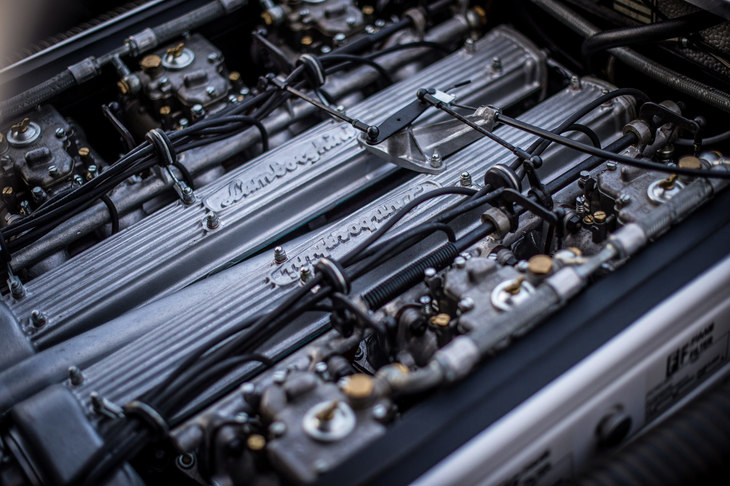 アウトモビリ・フェルッチョ・ランボルギーニ初の量産モデルとなった「350GT」の3.5リッターV12エンジン。当初からフェルッチョが望んでいた通り、DOHCや6連キャブレターといった、非常に高度なメカニズムが採用されていた。