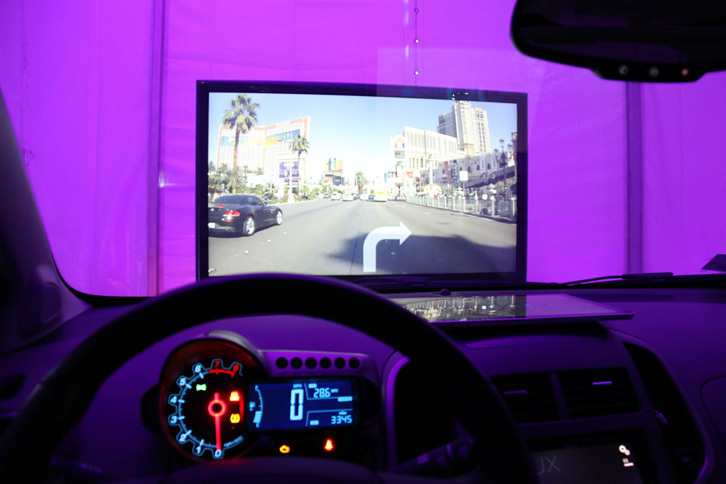 これは「スモール・ヴィークルシリーズ」を搭載したもうひとつのデモカー。ボーズによる音のチューニングは、カーナビ音声やハンズフリーホンの音質、それらが作動したときの音楽フェードイン／フェードアウトのタイミングにまで及ぶ。