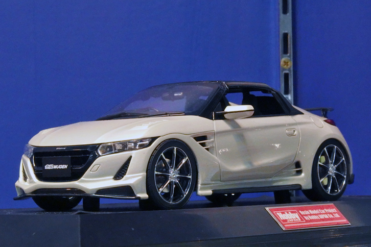 ホビージャパンの1/18レジン製「無限S660」。2万2000円で2018年1月以降発売予定。「ホンダS660無限RA」も展示されていた。