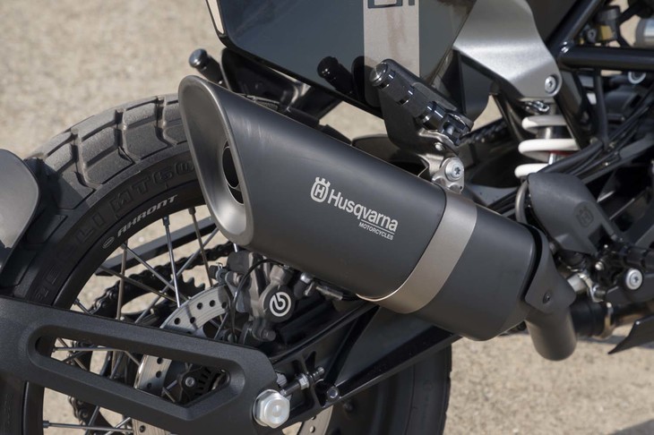 アップタイプのマフラーは、円筒を斜めにカットしたようなデザインが特徴。アクラポヴィッチ製のオプションマフラーも選べる。