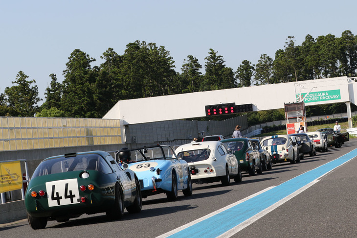 メインイベントである、1960年代のスポーツカーによるエバーグリーンカップ決勝のコースインを待つ14台のマシン。