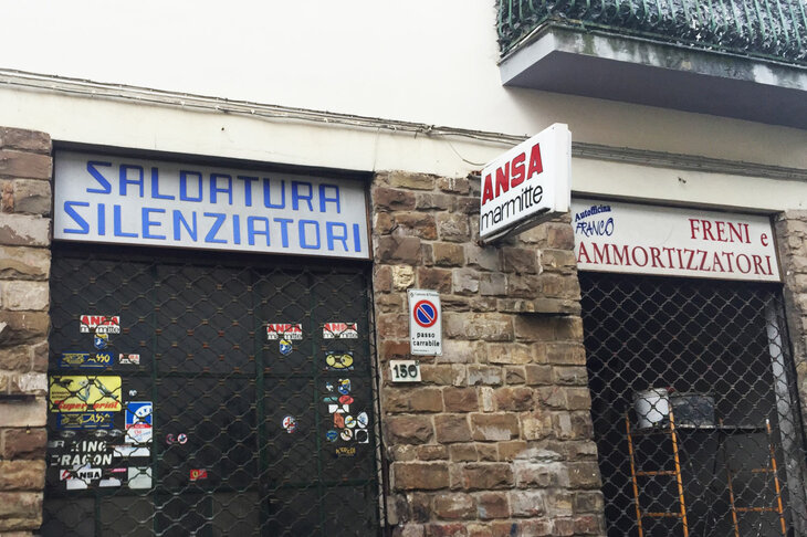 （写真3）伝説の排気管ブランド「ANSA（アンサ）」の看板を今も掲げる修理工場。フィレンツェ郊外で2019年11月撮影。