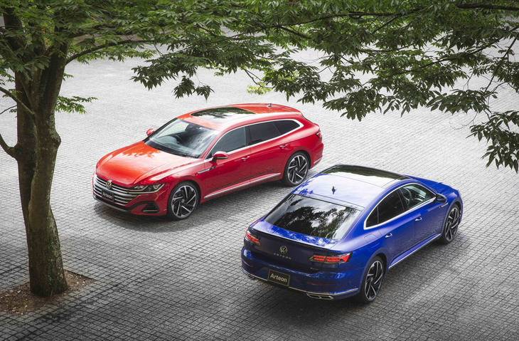 「フォルクスワーゲン・アルテオン シューティングブレーク」（左）と「アルテオン」（右）。