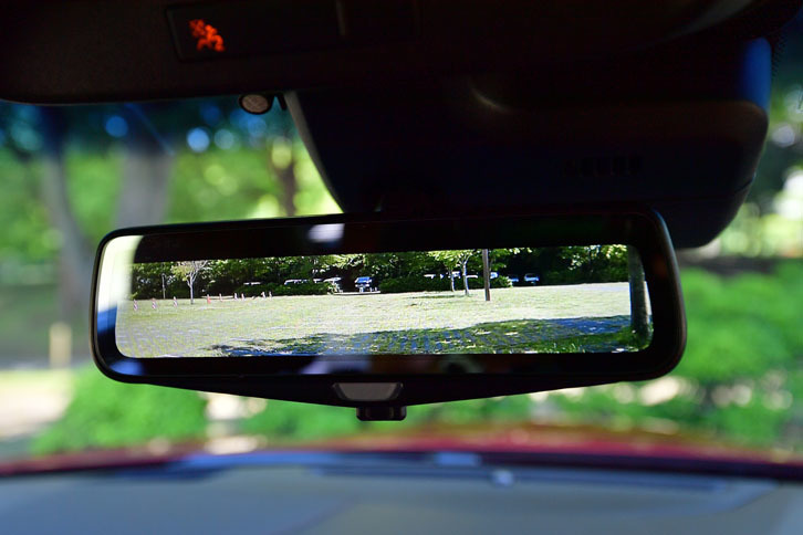 最新の安全装備としてリアカメラミラーが導入された。従来比で3倍の視野を確保し、死角を低減している。このクラスとしては初採用という。