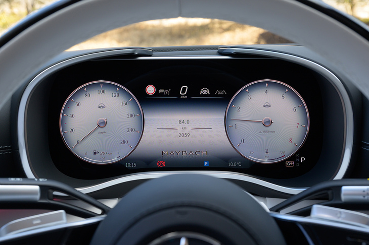 メーターパネルにも「マイバッハ」モードが設定される。ただのグラフィックといえばそれまでだが、白蝶貝（しろちょうがい）の盤面と真ちゅうのリングを組み合わせたような表示には高級感がある。