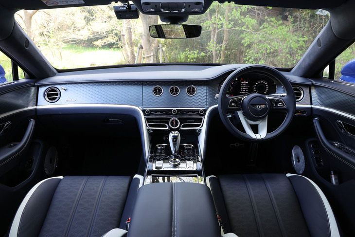 インテリアデザインは、基本的に先代モデルを踏襲。ダッシュボードの中央に配置される12.3インチのタッチスクリーンと3連アナログメーター、ウッドパネルの3つから好みの面を選べるオプションのローテーションディスプレイも引き続き設定されている。