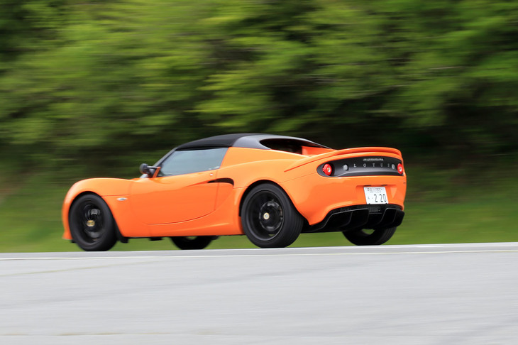 「エリーゼ スポーツ220 II」の動力性能は、0-100km/h加速が4.6秒、最高速が233km/hと発表されている。