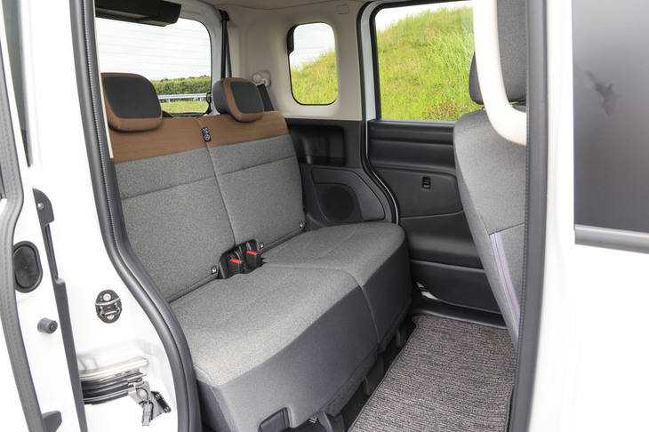 リアのスライドドアは、前代モデルと同じくクラストップとなる650mmの開口幅を確保。リアシートは最大で320mmスライドさせることができる。