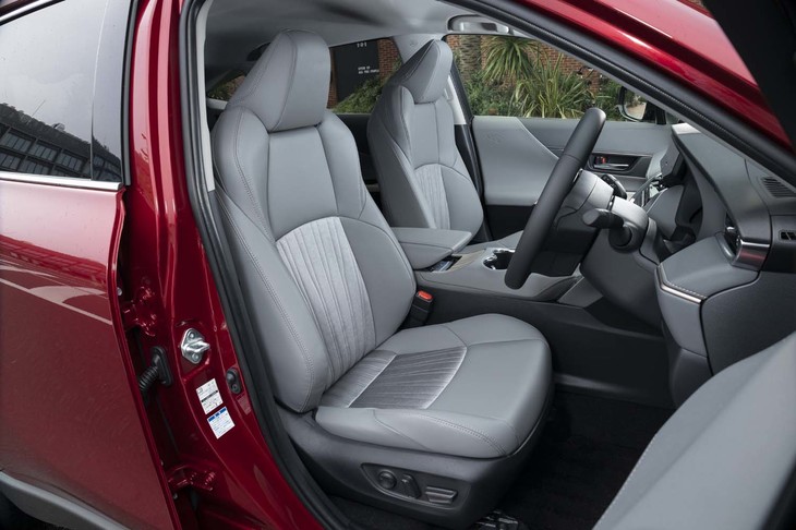 シートにはファブリックと合皮のコンビ表皮を採用。シートヒーター＆ベンチレーション機能は“レザーパッケージ”にしか備わらない。