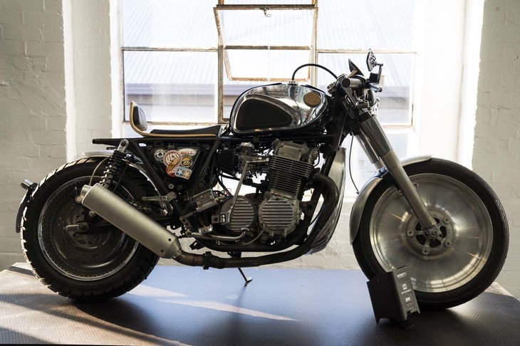 この車両にはディテール解説用のプレートがなく、オーナーも近くにいなかったため詳細を確認することができなかったが、ベースマシンはSOHC並列4気筒エンジンを抱く「ホンダCB750」。それをこういったテイストにカスタムする発想は、日本ではあまり見かけない。エンジン前方には、自動車のようなアルミ製グリルもデザインされている。