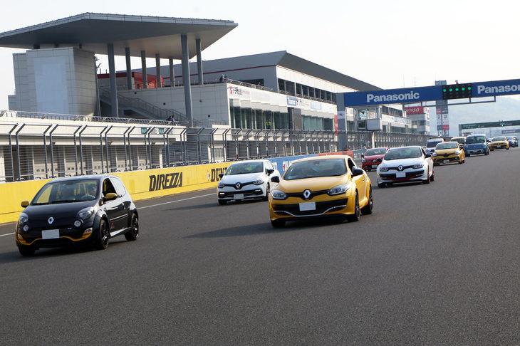 約100台もの色とりどりのルノー車が、富士スピードウェイのレーシングコースを走る。