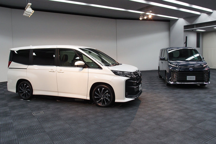 2022年1月に発表された新型「ノア」（左）と「ヴォクシー」（右）。トヨタミニバン製品群の中核を担う、ミドルクラスの箱型ミニバンだ。