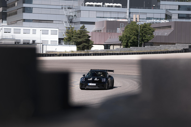 新型「ポルシェ911 GT3 RS」の基本価格は20万ユーロ（約2800万円）の大台を超えると予想される。