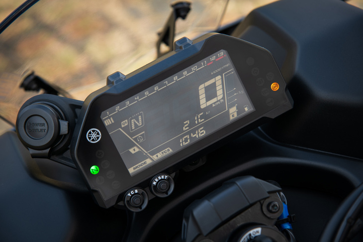 メーターに代えて搭載されるLCDメーターパネル。速度やエンジン回転数、水温、燃費などの走行情報の確認が可能で、12VのDCジャックも備わっている。