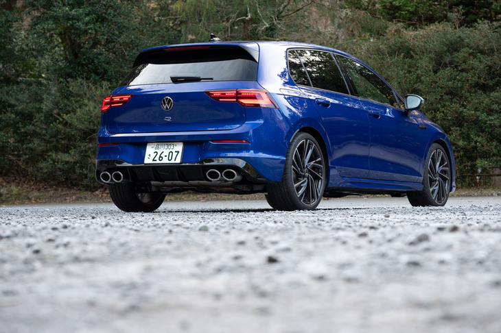 ボディーカラーは「ラピスブルーメタリック」「ピュアホワイト」「ディープブラックパールエフェクト」の3種類。試乗車に採用されていたラピスブルーメタリックは、3万3000円の有償オプションである。