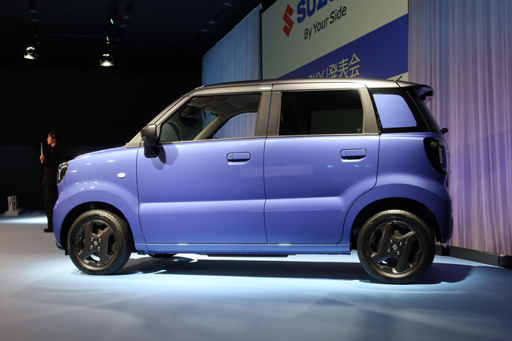 軽自動車らしい親しみやすさとEVの先進性を両立させたという「eスカイ」のエクステリア。スズキ初の軽自動車「スズライト」の意匠を現代的に表現したサイドのショルダーラインや、デジタル数字を思わせるグラフィックの前後LEDシグネチャーランプが特徴として挙げられる。
