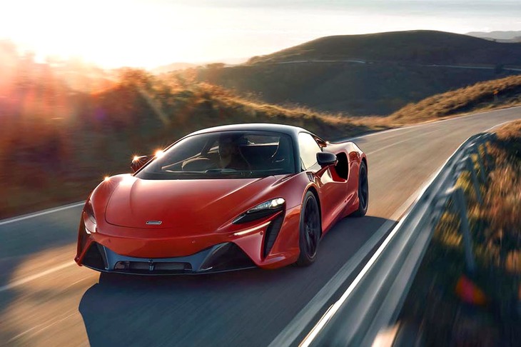 0-100km/h加速3.0秒、最高速度330km/hのパフォーマンスを誇る「マクラーレン・アルトゥーラ」。日本市場での販売価格は、2965万円からとなっている。