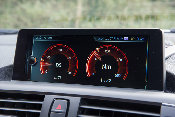 センターディスプレイの「スポーツ表示」では、走行時の出力とトルクの変化をリアルタイムで確認できる。ピーク値を指し示すスパイニードルの機能も備わっている。
