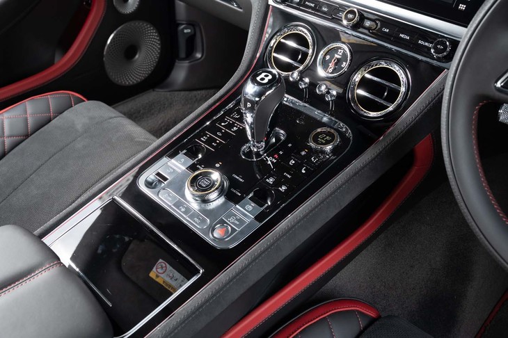 センターコンソールにはメカニカルスイッチが左右対称にレイアウトされる。変速機は8段のデュアルクラッチ式AT。