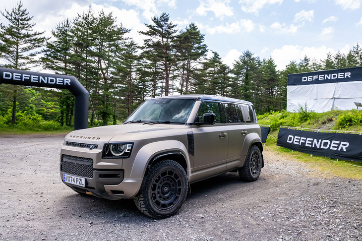 2024年7月に発表された「ディフェンダー・オクタ」。ディフェンダーのラインナップにおいて、最もタフで走破性に優れ、最もラグジュアリーと紹介されるモデルだ。今回は群馬・浅間サーキットのオフロードコースと、浅間山周辺のワインディングロードを走り、オン／オフの両方のパフォーマンスをチェックした。