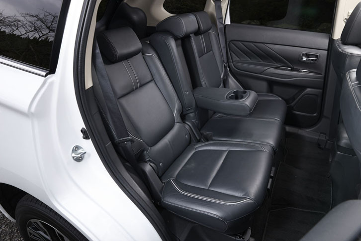 後席は60：40の分割可倒式で、それぞれリクライニングが可能。中央席の背もたれは、左右席用のアームレストとしても使用できる。