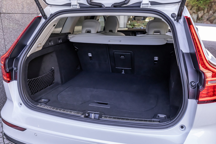 荷室容量は5人乗車の通常使用時で529リッターを確保。バッテリーはセンタートンネル部分に配置されるため、荷室スペースは犠牲になっていない。これは電動パワートレインの採用を念頭において開発された、新世代プラットフォーム「SPA」ゆえの長所である。