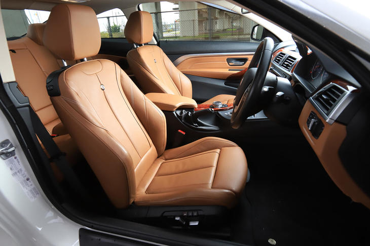 膨大なカスタマイズバリエーションが用意されたインテリア。BMWやBMW Individualが用意する色や素材に加え、アルピナ独自のオプションも豊富に設定されている。