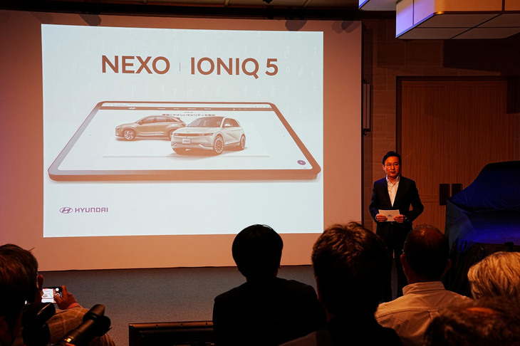 ヒョンデ モビリティ ジャパンの代表取締役社長チョ・ウォンサン氏が行ったプレゼンテーションの様子。