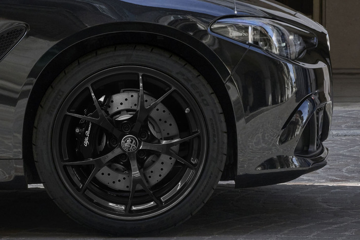 19インチ軽量アルミホイールやブラックのブレーキキャリパーが採用される。