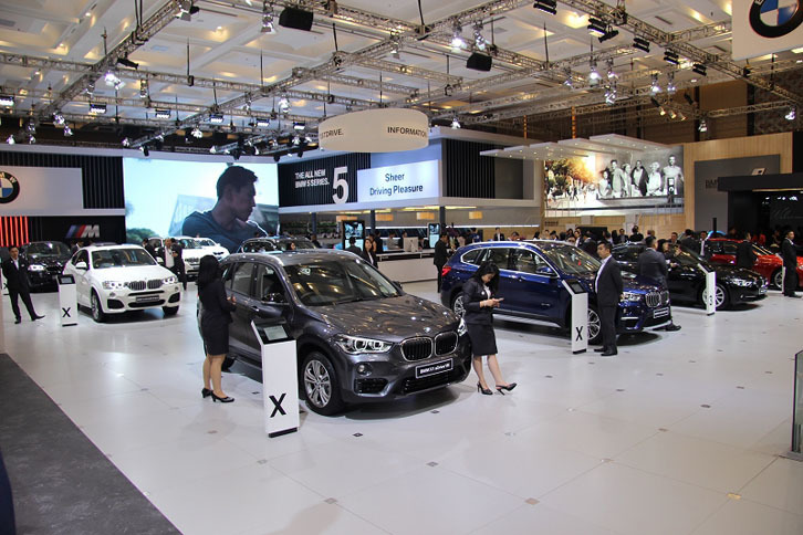 ジャカルタ市内の道路の様子を見ているとメルセデス・ベンツほどの勢いはありませんでしたが、BMWもプレミアムモデルとしてのイメージが確立されているようです。インドネシア国際オートショーにおけるブースは、メルセデス・ベンツのものよりも広く、展示車両も豊富。SUVが多いのは、お国柄でしょう。ちなみにスーツを着ているのは販売員さんです（このイベントは即売会も兼ねている）。