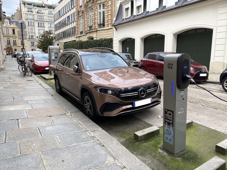 失敗したパリのカーシェアリング「オトリブ」のステーションだった場所の多くは、エネルギー企業トタルの運営によるEV用公共充電ステーション「ベリブ」に転換されている。目下2329ポイントの設置を目指している。