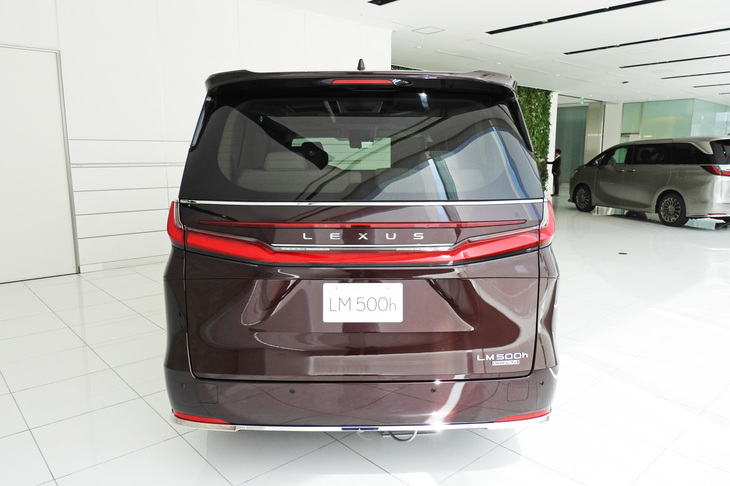 レクサスLM500h“バージョンL”（リア）