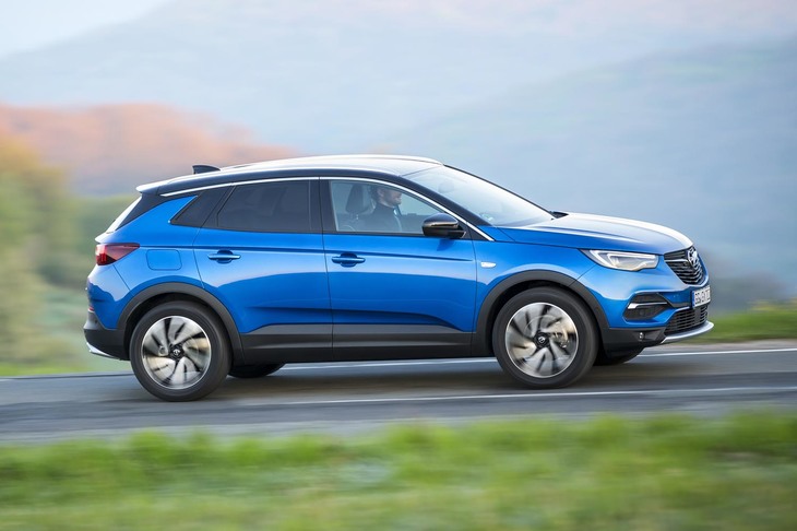 SUV「グランドランドX」もラインナップの一翼を担う。グループPSAとの業務提携により生まれたSUVで、「プジョー3008」と共通のEMP2プラットフォームが採用されている。