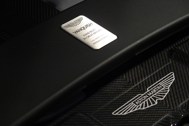 アストンマーティン・ヴァンキッシュ（エンジンルームのエンブレム）