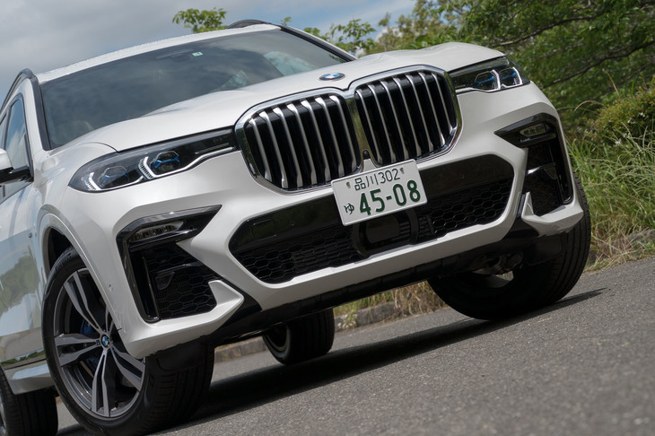 フロントまわりは、巨大なキドニーグリルと切れ長のヘッドランプで迫力満点。「Mスポーツ」ではロワグリルも大開口となる。