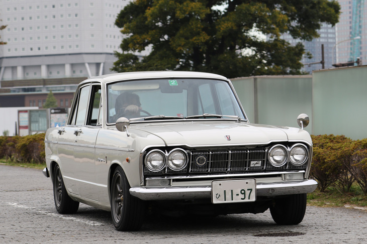 1966年「プリンス・スカイライン2000GT-B」。ファンの間ではS54Bの型式名で呼ばれる初代スカG。「スカイライン1500」のノーズを20cm延ばし、ウエーバーのツインチョークキャブを3連装した「グロリア」用の2リッター直6 SOHCエンジンを無理やり押し込んでいる。