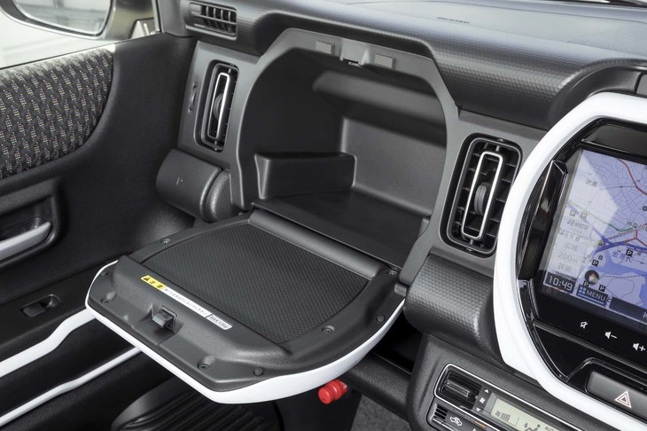 助手席側のガーニッシュの内部は収納スペースになっている（グローブボックスは別にある）。ふたの部分の耐荷重は1.5kg。