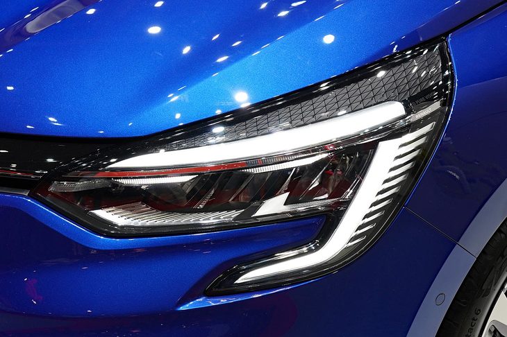 フルLED化されたヘッドランプ。新型「ルーテシア」は、従来モデルからの上級移行を意図したデザインとなっている。