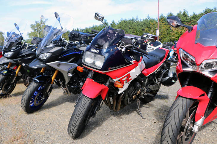 ヤマハFZ750。749㏄並列4気筒DOHCエンジンを搭載するスポーツバイク。市販車初の5バルブエンジンを搭載し、この5バルブエンジン技術は、その後、他のモデルにも広く使用された。