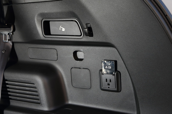 フロントコンソールボックスの背面と荷室の側壁には、100V・1500W のAC電源を装備。エンジンによる発電を併用すれば、満タン・満充電の状態から一般家庭の電力消費を約12日間まかなうことができるという。