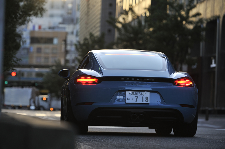 リアは、ハイグロスブラックのアクセントストリップにより、ボディーのワイド感が強調されている。