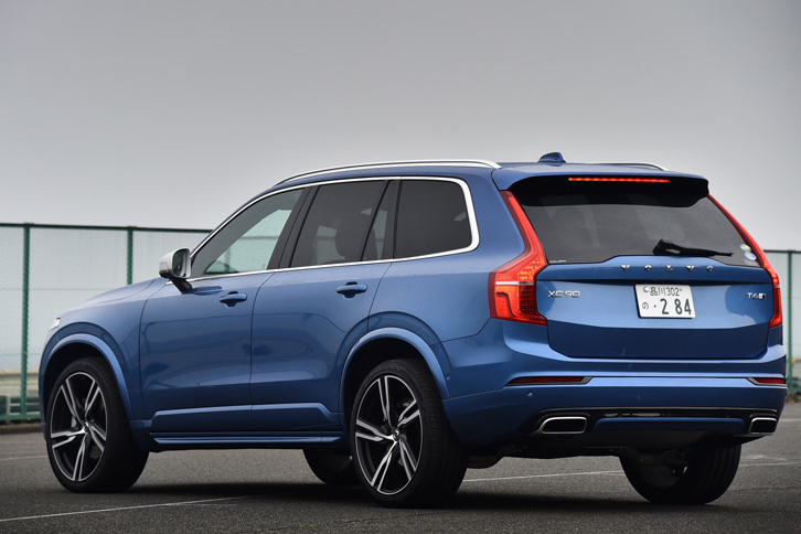 外観の各所に、2013年のフランクフルトショー以降に発表された3台のコンセプトカー「コンセプト クーペ」「コンセプトXCクーペ」「コンセプト エステート」から受け継がれた意匠が見て取れる。