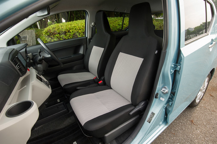 新型「ミラ イース」の全車に装備されるツートンカラーのシート。運転席にシートリフターやチルトステアリングが備わるのは、最上級グレード「G“SA III”」のみとなる。