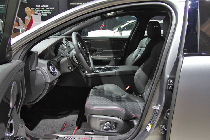 ジャガーXJR575（フロントシート）