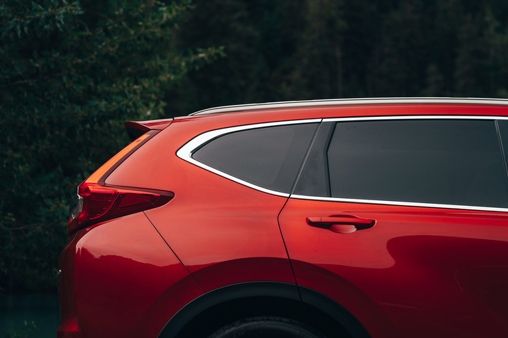 テールゲートの上部にはスポイラーが備えられ、空気抵抗を低減するとともに静粛性を高めている。