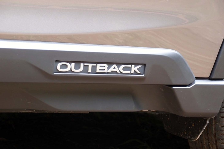 スバル・レガシィ アウトバック リミテッドEX（リアドア下方のロゴマーク）