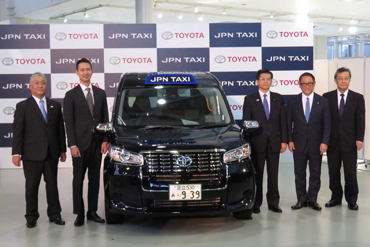 左からトヨタ自動車の佐藤康彦専務、全国ハイヤー・タクシー連合会の川鍋一朗会長、石井啓一国土交通大臣、トヨタ自動車の豊田章男社長、国土交通省自動車局の奥田哲也局長。