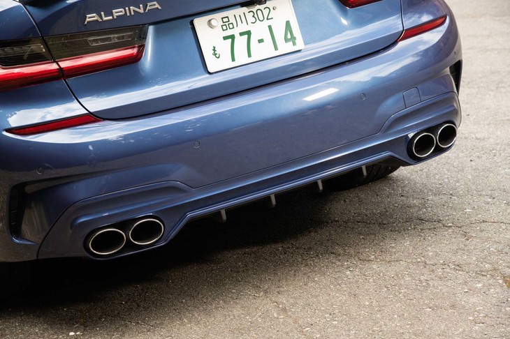 4本出しのステンレス製エキゾーストエンドはディフューザーを挟み込むようにリアバンパーと一体化されている。