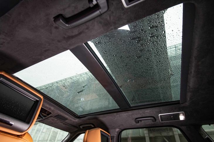 開放的なスライディングパノラミックルーフは、クライメイトコンフォートパックに含まれるオプション装備だ。