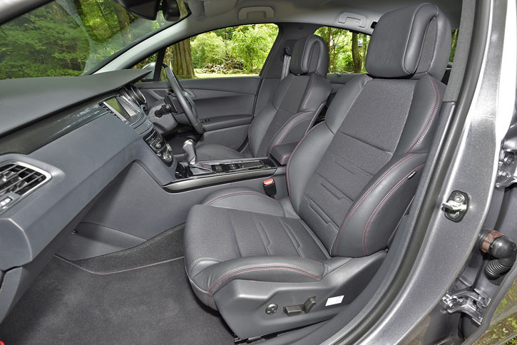 シートはレザーとファブリックを組み合わせた、ダークグレーのハーフレザータイプ。赤いステッチが施される。